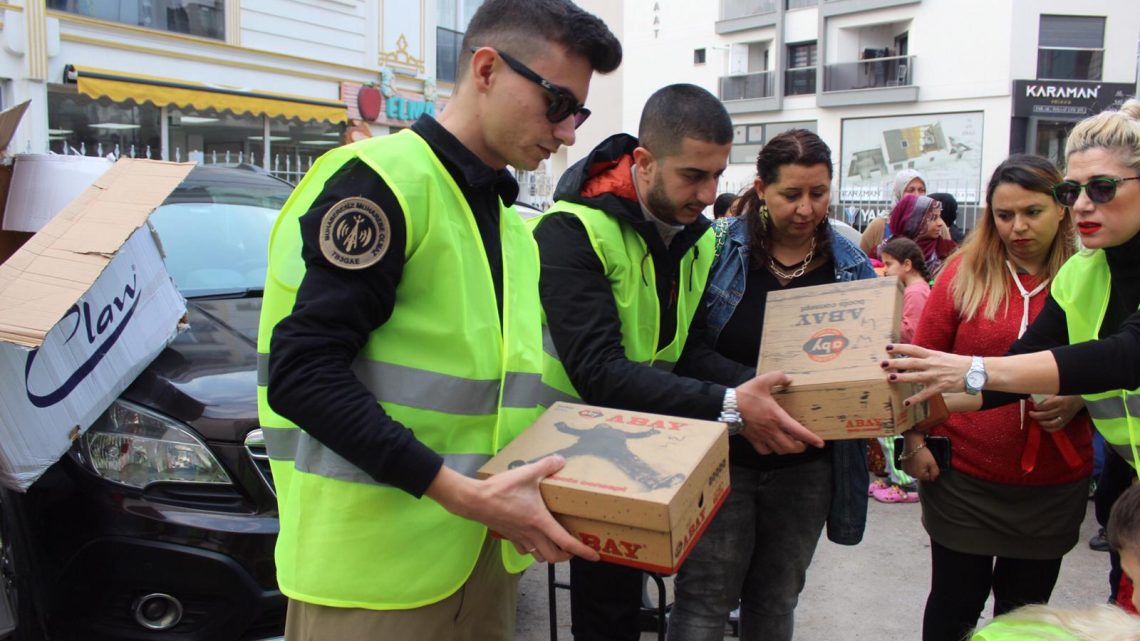 İZMİRTUMED KARABAĞLAR BÖLGESİ İLKOKULA YENİ YIL HEDİYESİ BOT DAĞITIMI GERÇEKLEŞTİRDİ